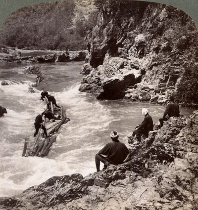 Homens em uma balsa de madeira, atirando no Hozu Rapids no rio Katsura, Kyoto, Japão, 1904 de Underwood and Underwood