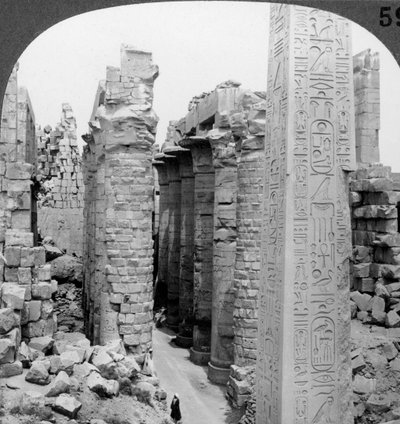 Corredor médio do grande salão e obelisco de Tutmés I, templo em Karnak, Tebas, Egito, 1905. de Underwood and Underwood