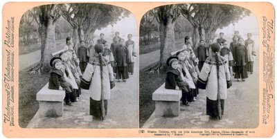 Filhos missionários, com uma menininha americana, Canton, China, 1900 de Underwood and Underwood
