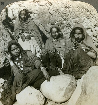 Meninas nativas de Bhujji, rio Sutlej, Himalaia, Índia, c1900s. de Underwood and Underwood
