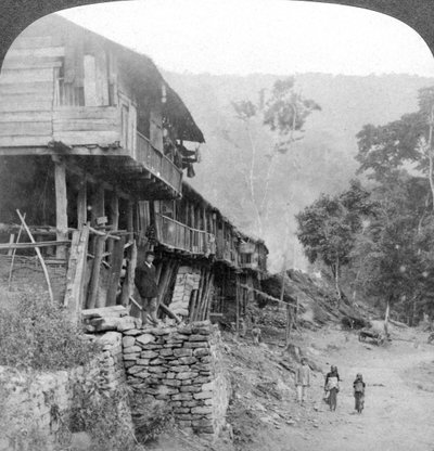 Aldeia nativa, ponte Teesta perto de Darjeeling, Índia, 1903 de Underwood and Underwood