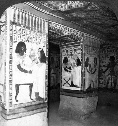 Câmara de tumba pintada talhada na rocha dos penhascos de Tebas, Egito, 1905. de Underwood and Underwood