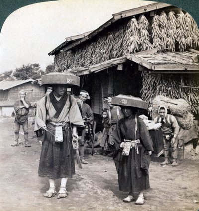 Mendigos peregrinos batendo pequenos gongos, perto do Lago Kawaguchi, Japão, 1904 de Underwood and Underwood