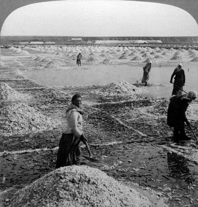 Reservatório após a evaporação, aumentando os campos de sal, Solinen, Rússia. de Underwood and Underwood