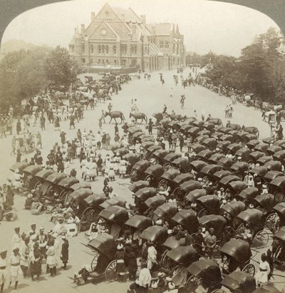 Riquexós diante de Christ Church, Simla, Índia, 26 de junho de 1902. de Underwood and Underwood