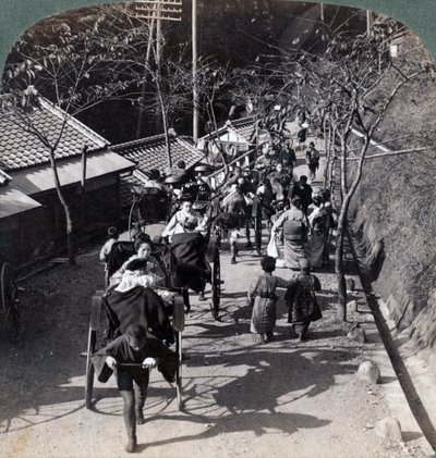 Montando no Templo Daijingu, para o festival de culto xintoísta da Deusa do Sol, Yokohama, Japão, 1904. de Underwood and Underwood