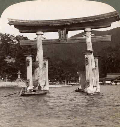 Portão torii sagrado subindo do mar, santuário de Itsukushima, ilha de Miyajima, Japão, 1904 de Underwood and Underwood