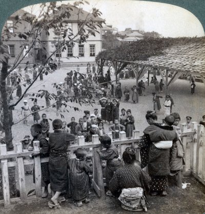 Escola e jardins, Yokohama, Japão, 1904 de Underwood and Underwood