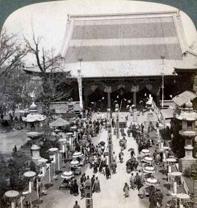 Frente sul do Templo de Asakusa, Tóquio, Japão, 1904 de Underwood and Underwood