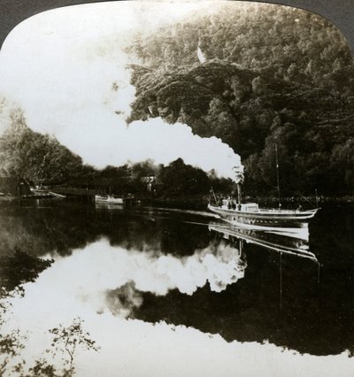 Iate a vapor no Loch Katrine, na Escócia. de Underwood and Underwood