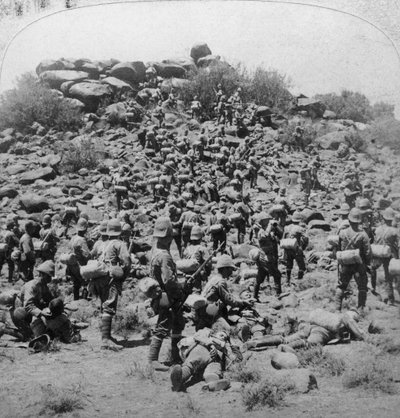 Ataque do Boer kopje pelos Suffolks em Colesberg, África do Sul, Boer War, 1900. de Underwood and Underwood