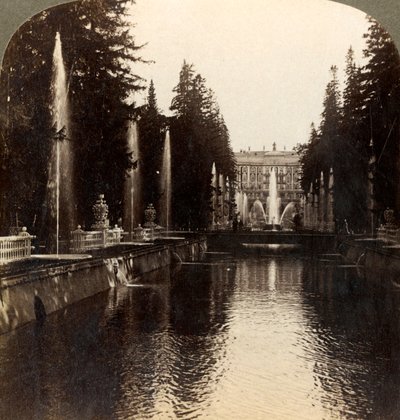 A Avenida das Fontes, Palácio Imperial de Peterhof, Rússia, 1897. de Underwood and Underwood