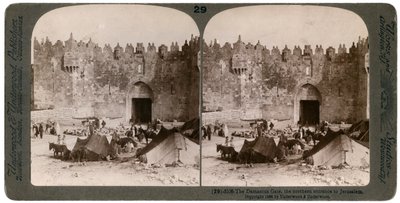 O portão de Damasco, a entrada norte de Jerusalém, Palestina, 1896. de Underwood and Underwood
