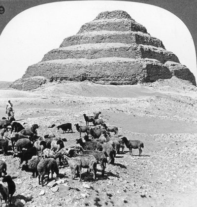 A pirâmide de Sakkarah, Egito, 1905. de Underwood and Underwood