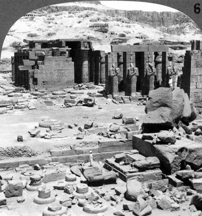 O Ramesseum, o templo de Ramsés II, em Tebas, Egito, 1905. de Underwood and Underwood