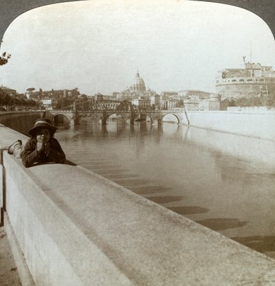 O rio Tibre, Castel Sant Angelo e St Peters Basilica, Roma, Itália. de Underwood and Underwood