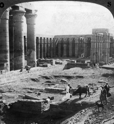 O templo de Luxor, Tebas, Egito, c1900. de Underwood and Underwood
