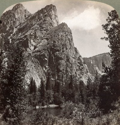 Os Três Irmãos, Vale de Yosemite, Califórnia, EUA, 1902 de Underwood and Underwood