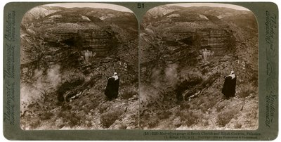 O desfiladeiro de Brook Cherith e Elijah Convent, Palestina, 1890. de Underwood and Underwood