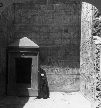 O santo dos santos e santuário da imagem divina, Templo de Edfu, Egito, 1905. de Underwood and Underwood
