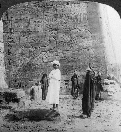 A caça ao touro selvagem, esculpida em uma parede de tempkle em Medinet Habu, Tebas, Egito, 1905. de Underwood and Underwood