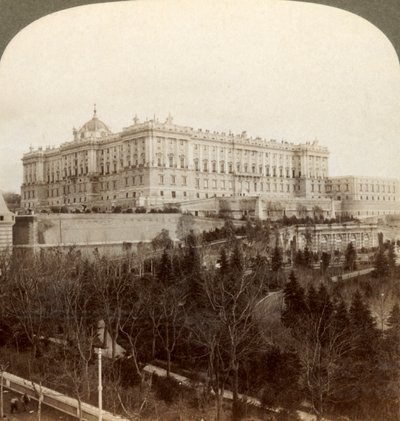 O imponente Palácio Real e o Parque Real Campo del Moro ... Madrid, Espanha, 1902. de Underwood and Underwood