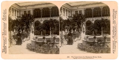 O tribunal interno de uma casa de Damasco, na Síria, em 1900. de Underwood and Underwood