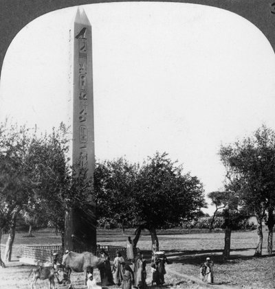 O obelisco de Heliópolis, Egito, 1905. de Underwood and Underwood