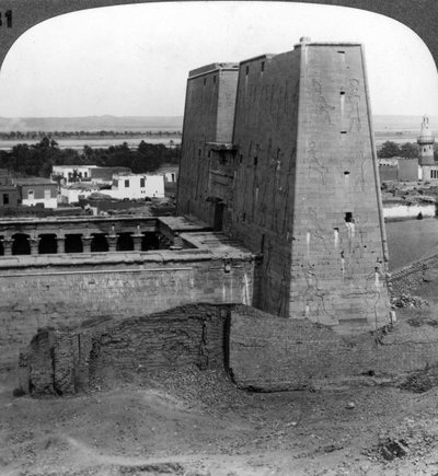 O pilão e a corte do templo de Hórus em Edfu, Egito, 1900. de Underwood and Underwood