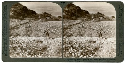 A rocha do altar de Elias no Monte Carmelo e a Planície de Esdraelon, Palestina, 1900. de Underwood and Underwood