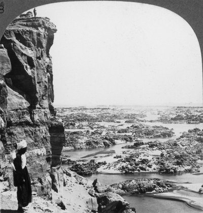 A segunda catarata do Nilo, vista do sudoeste, Egito, 1905. de Underwood and Underwood
