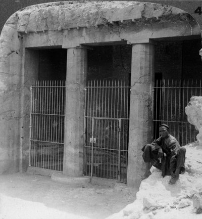 O túmulo de um senhor feudal em Beni Hasan, construído por volta de 1900 aC, Egito, 1905. de Underwood and Underwood