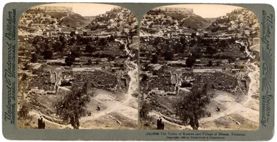 O vale de Kedron e a vila de Siloão, fora do muro de Jerusalém, Palestina, 1896. de Underwood and Underwood