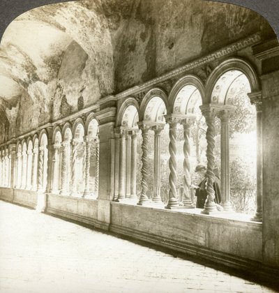 Colunas torcidas no claustro, Basílica de St Paul Outside the Walls, Roma, Itália. de Underwood and Underwood