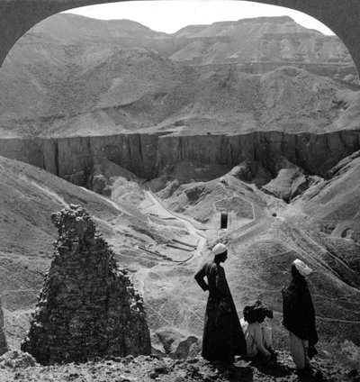 Vale das tumbas dos reis em Tebas, Egito, 1905. de Underwood and Underwood