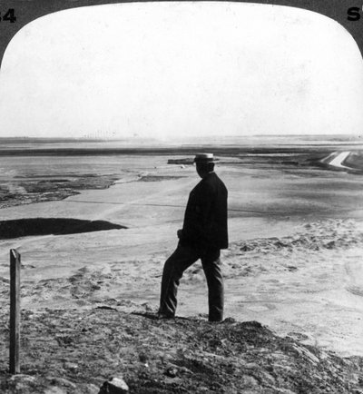 Assistindo a um turbilhão de areia do topo da pirâmide de Hawara, Egito, 1905. de Underwood and Underwood