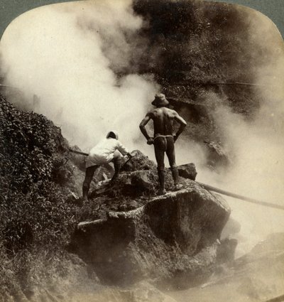Assistindo a uma erupção de vapor e lama fervendo no meio do vulcão Aso-san, Japão, 1904 de Underwood and Underwood