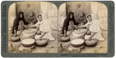 Mulheres moendo na fábrica, Palestina, 1900. de Underwood and Underwood