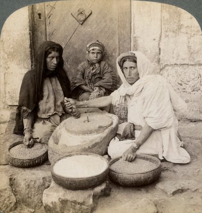 Mulheres moendo na fábrica, Palestina, 1900. de Underwood and Underwood