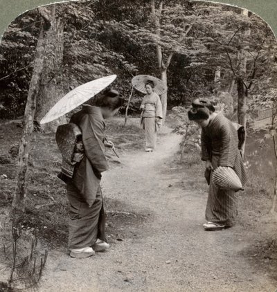 As mulheres no templo Kinkaku-ji jardinam, Kyoto, Japão, 1904. de Underwood and Underwood