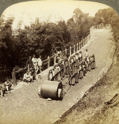 Mulheres que trabalham na estrada de Darjeeling, Índia. de Underwood and Underwood