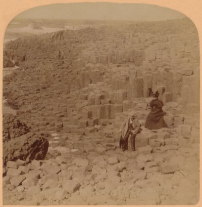 Calçada maravilhosa de Giants, condado Antrim, Irlanda, 1899. de Underwood and Underwood