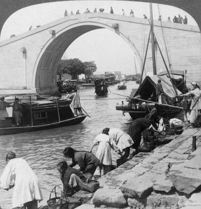 Corteje a ponte dos homens e o canal imperial grande, Soo-comida Suzhou, China, 1900. de Underwood and Underwood