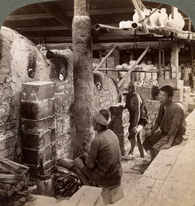 Trabalhadores assistindo fornos cheios de porcelana Awata, obras de Kinkosan, Kyoto, Japão, 1904 de Underwood and Underwood