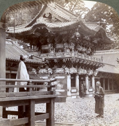 Portão Yomeimon, templo budista de Yakushi, Nikko, Japão, 1904 de Underwood and Underwood