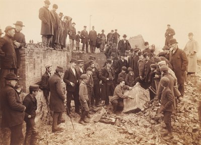 [A abrir o cofre do Miller e do Bisbee] de Unidentified