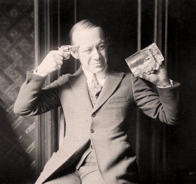 Ernie Hare imitando seu descontentamento com a proibição, c.1920 de Unknown