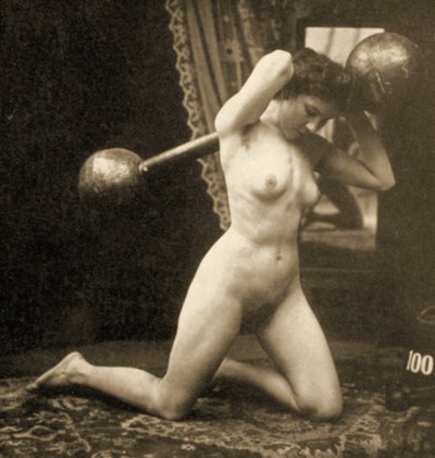 Feminino nu exercício com uma barra de globo, c.1900 (foto sépia) de Unknown