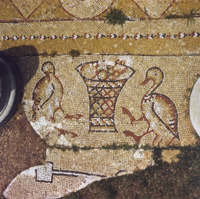 Líbano, parte de um mosaico bizantino entre as ruínas de Beit Meri. de Unknown