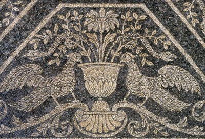 Decorações de mosaico e parede, Nymphaeum na Villa Litta Visconti Borromeo Arese, Lainate, Lombardia, Itália de Unknown